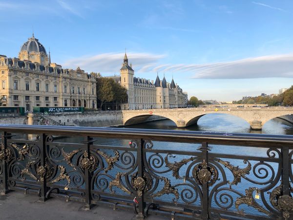 フランス・ロンドン「急遽決まった旅行」の写真：2日目
朝早く起き、セーヌ川沿いを散歩し...