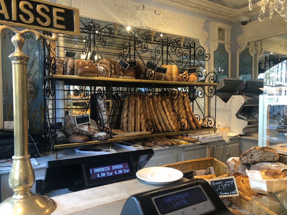 アパルトマンを借りて、1週間マレ地区に滞在。
近くにはスーパー飲食店もパブ...