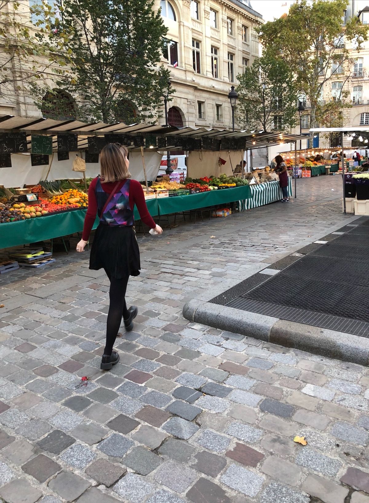 アパルトマンを借りて、1週間マレ地区に滞在。
近くにはスーパー飲食店もパブ...