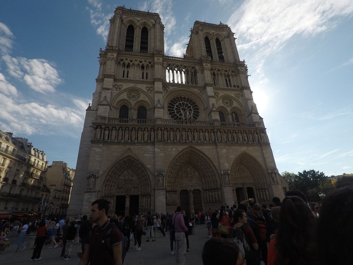 2日目
朝早く起き、セーヌ川沿いを散歩して地下鉄でVanvesの蚤の市へ。...