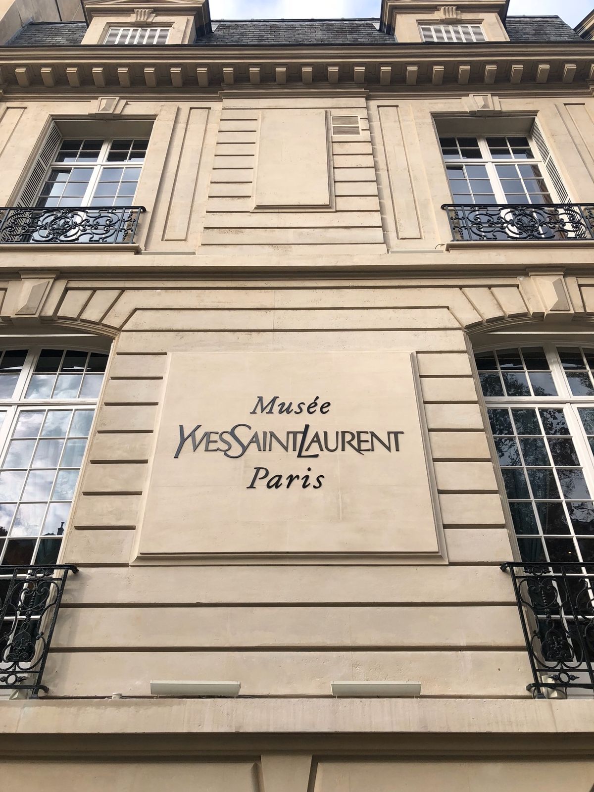 5日目
イヴ・サンローラン美術館へ。
生前イヴがアトリエとして使っていた部...