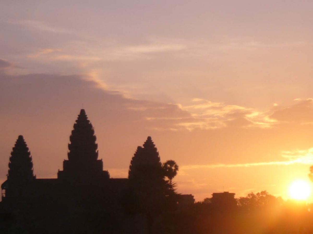 お目当のアンコール・ワット
朝日が昇るのを見に行ったら朝露がきらっきら

...
