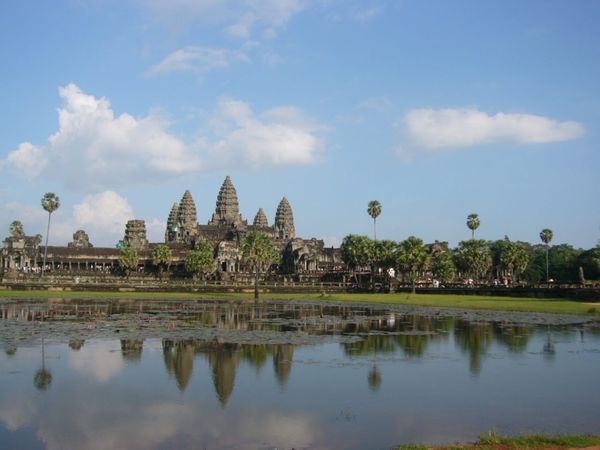 カンボジア・シェムリアップ　「Cambodia」の写真：お目当のアンコール・ワット
朝日が昇るの...