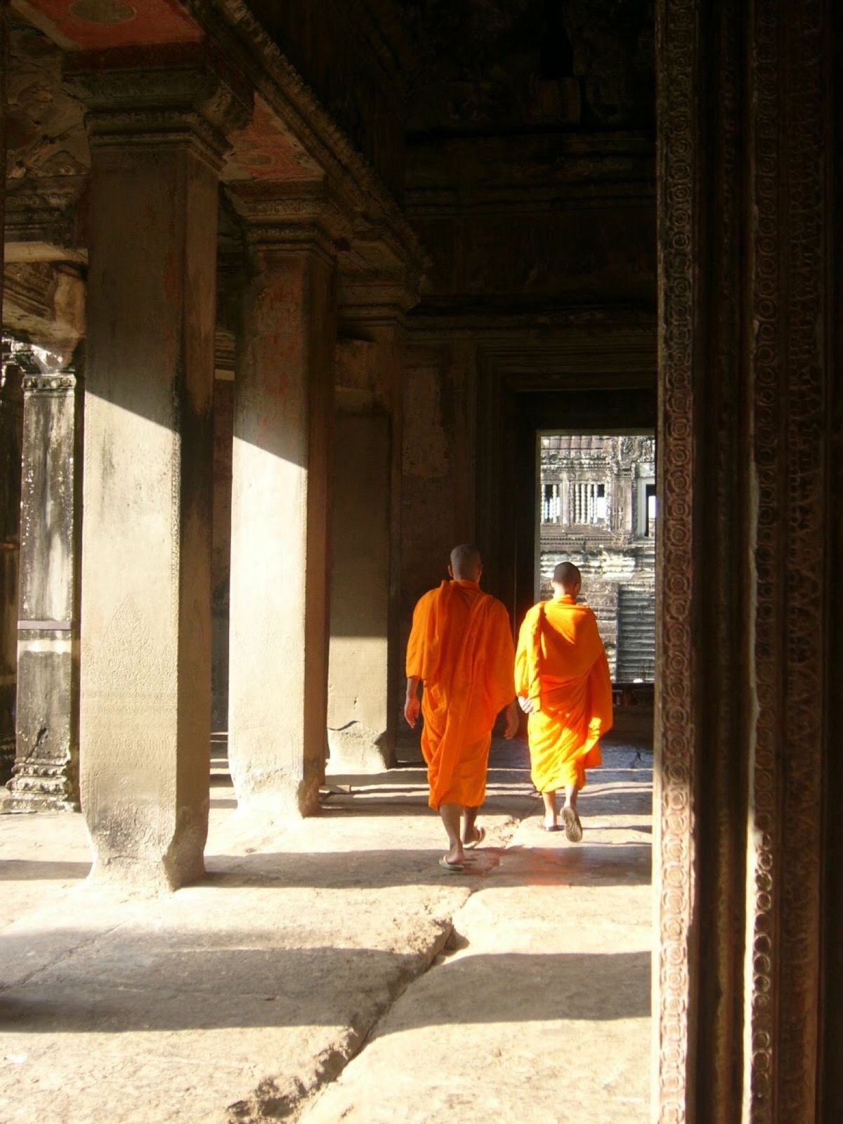 お目当のアンコール・ワット
朝日が昇るのを見に行ったら朝露がきらっきら

...