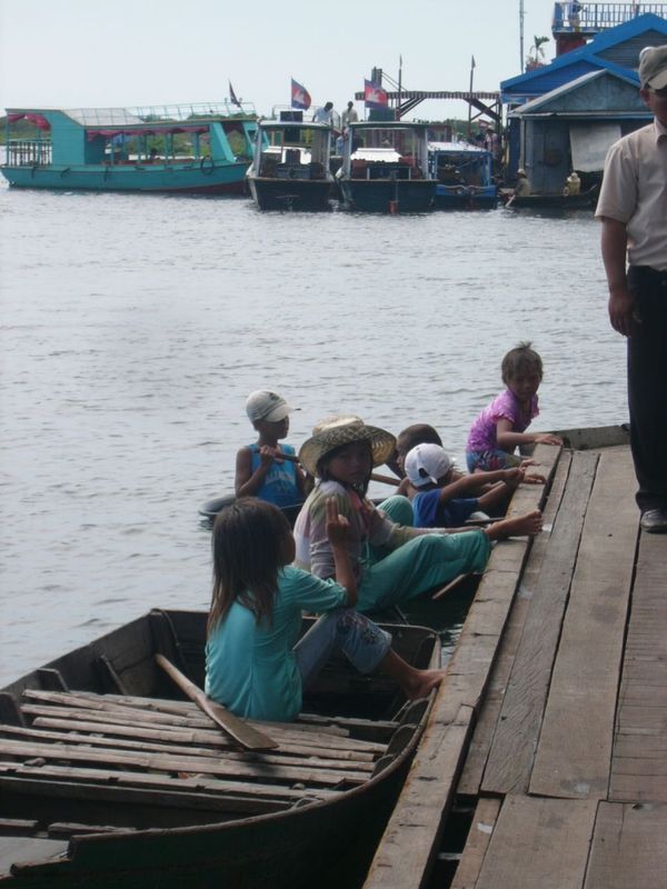 カンボジア・シェムリアップ　「Cambodia」の写真：トンレサップ湖巡り