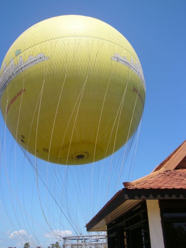 カンボジア・シェムリアップ　「Cambodia」の写真：アンコールバルーンという名の気球
けっこ...