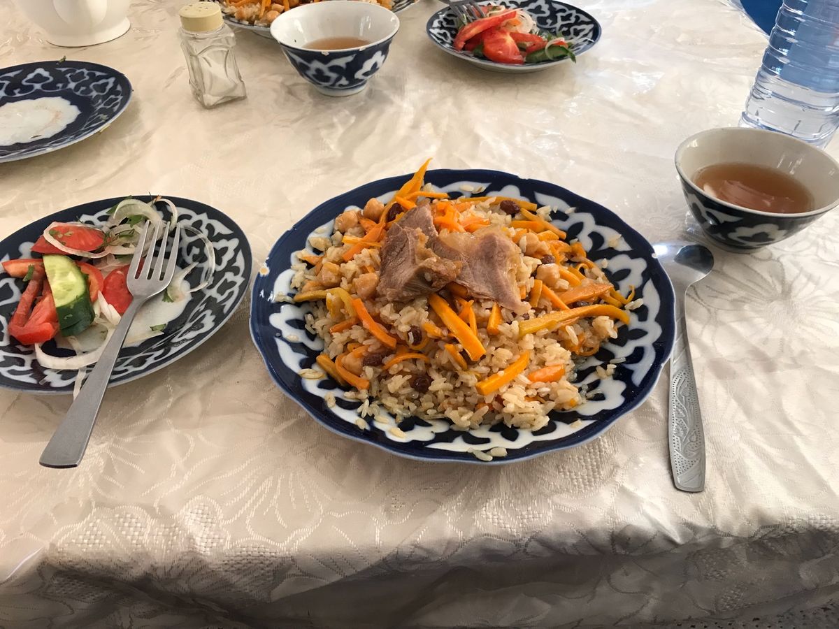 食事。
左から、プロフ、シャシリク、ラグマン 