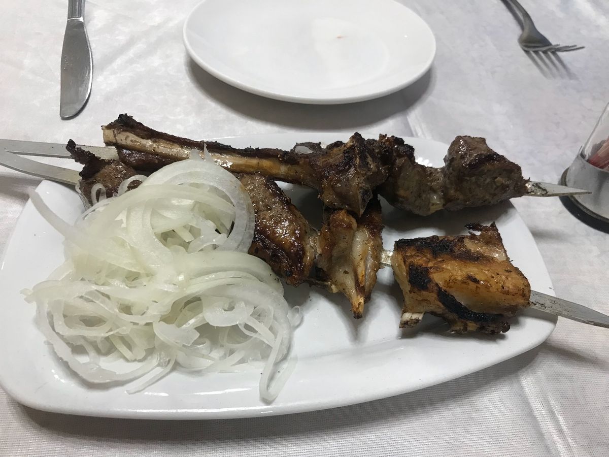 食事。
左から、プロフ、シャシリク、ラグマン 