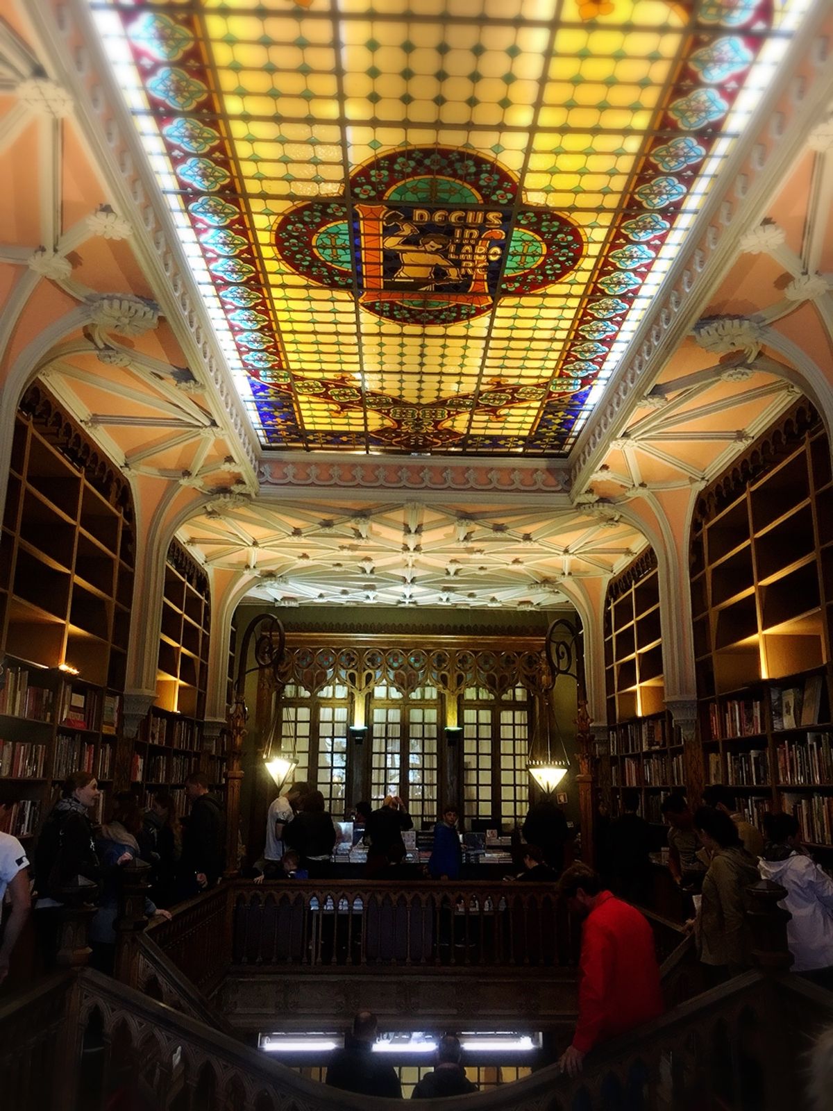 有名な書店、レロ・エ・イルマオン
書店なのに入場料4ユーロ！本を購入する為...