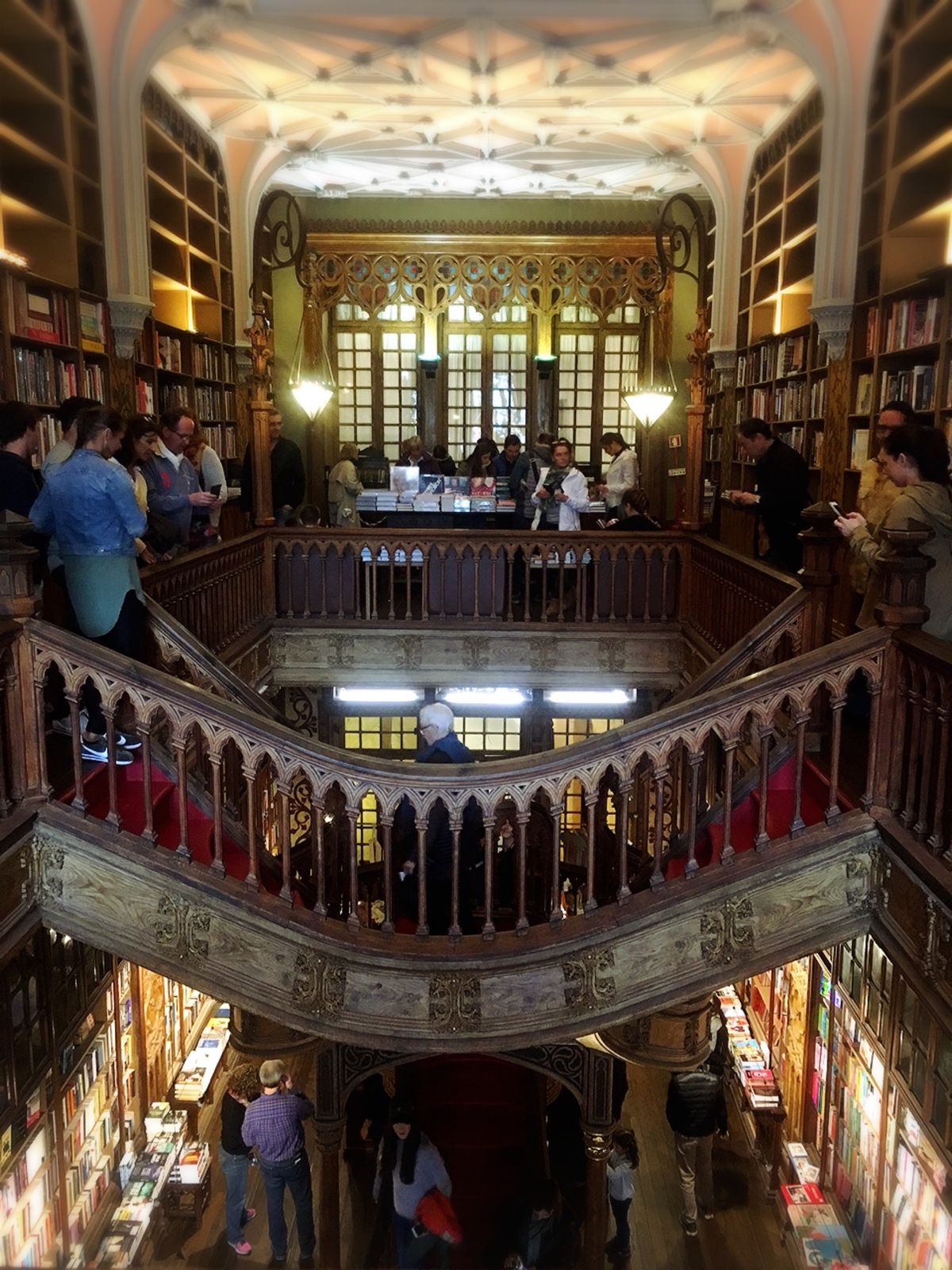 有名な書店、レロ・エ・イルマオン
書店なのに入場料4ユーロ！本を購入する為...