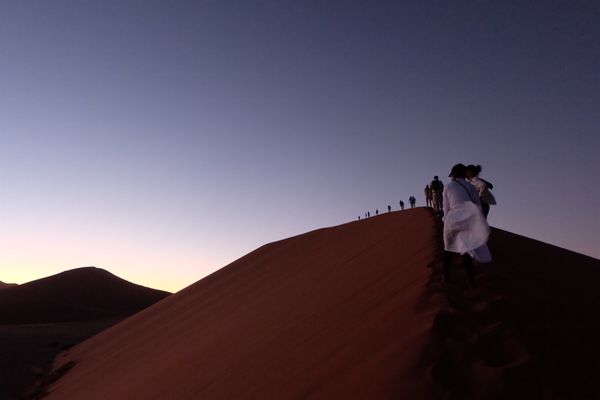 ナミビア・ウィントフック「Namibia」の写真：朝
また登る　しんどい
太陽が出るまでは...