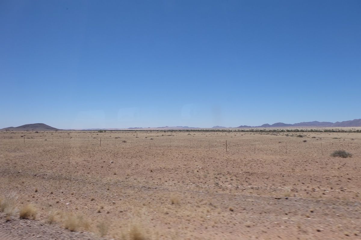 砂漠へは２泊３日のツアーで

街から遠ざかると、だんだん未舗装道路
乾いた...