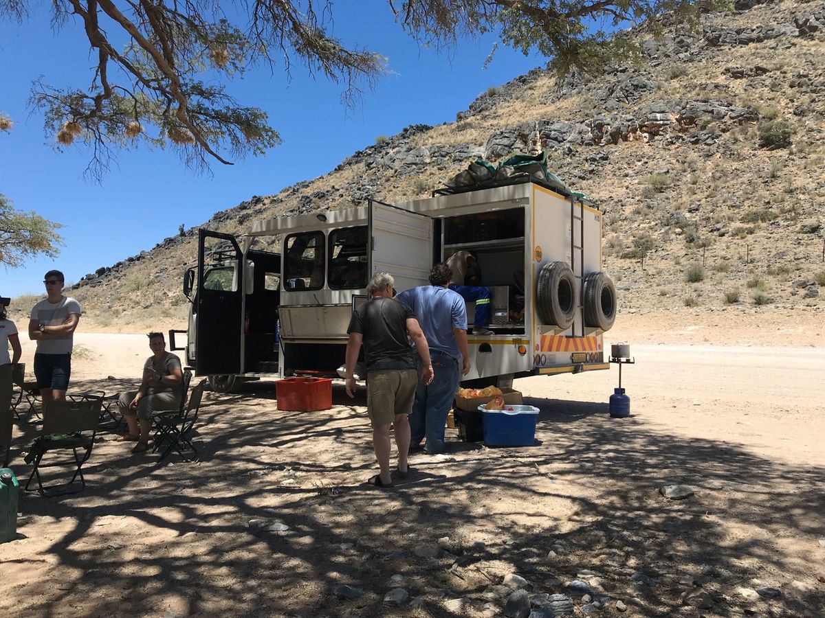 砂漠へは２泊３日のツアーで

街から遠ざかると、だんだん未舗装道路
乾いた...