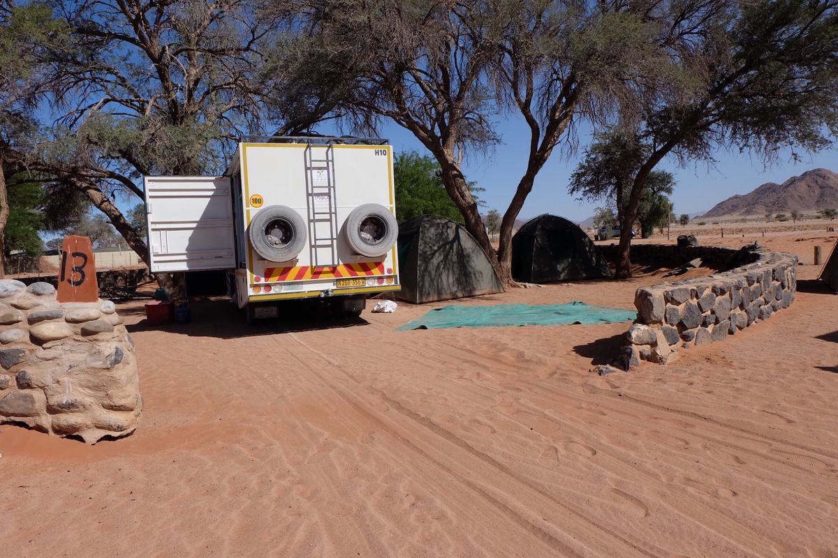 砂漠へは２泊３日のツアーで

街から遠ざかると、だんだん未舗装道路
乾いた...