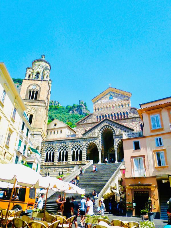 イタリア「陽光輝く南イタリア（アマルフィ）」の写真：ビーチにブーメランパンツのおじちゃまがた...