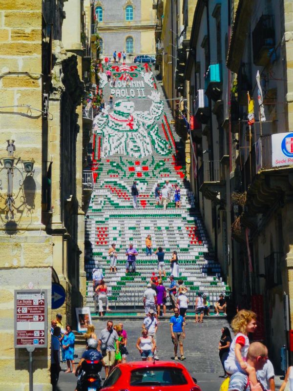 イタリア「陽光輝く南イタリア（カルタジローネ）」の写真：サンタ・マリア・デル・モンテの大階段
浮...