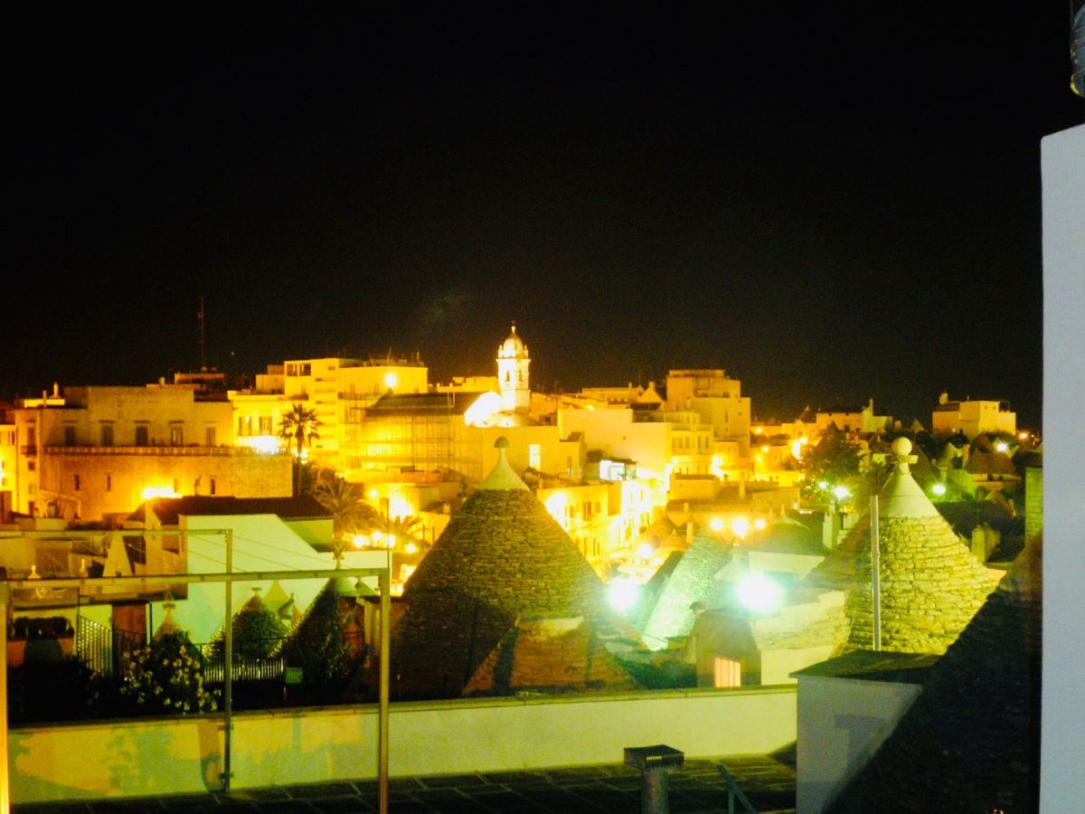 「美しい樹」の意味を持つアルベロベッロ
青い空、白い壁、植物の色のコントラ...