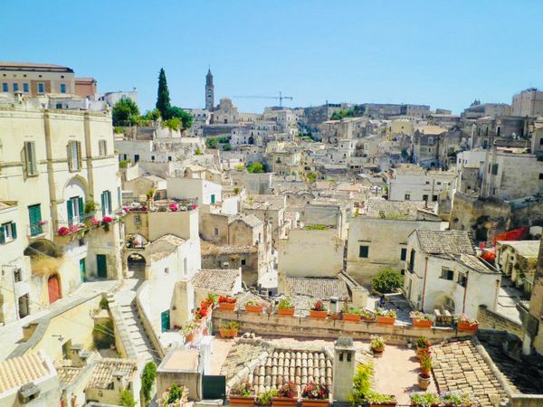 イタリア「陽光輝く南イタリア（マテーラ）」の写真：岩と迷路のような街並み…もう最高としか言...