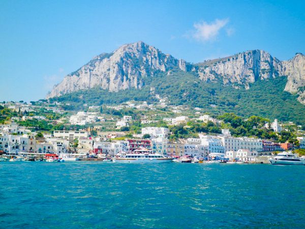 イタリア「陽光輝く南イタリア（カプリ島）」の写真：東日本大震災のあったこの年。この垂れ幕を...