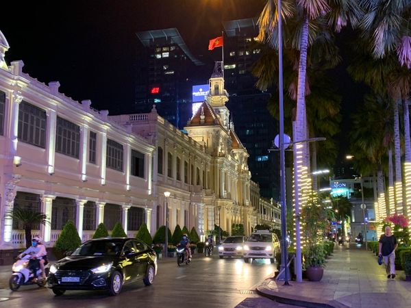 ベトナム・ホーチミン、「幻想的なアジア」の写真：ライトアップはキレイ✨
バイク量すごい