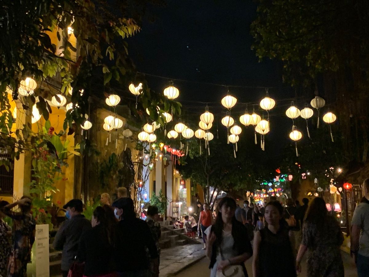 夜のホイアンは幻想的でステキ