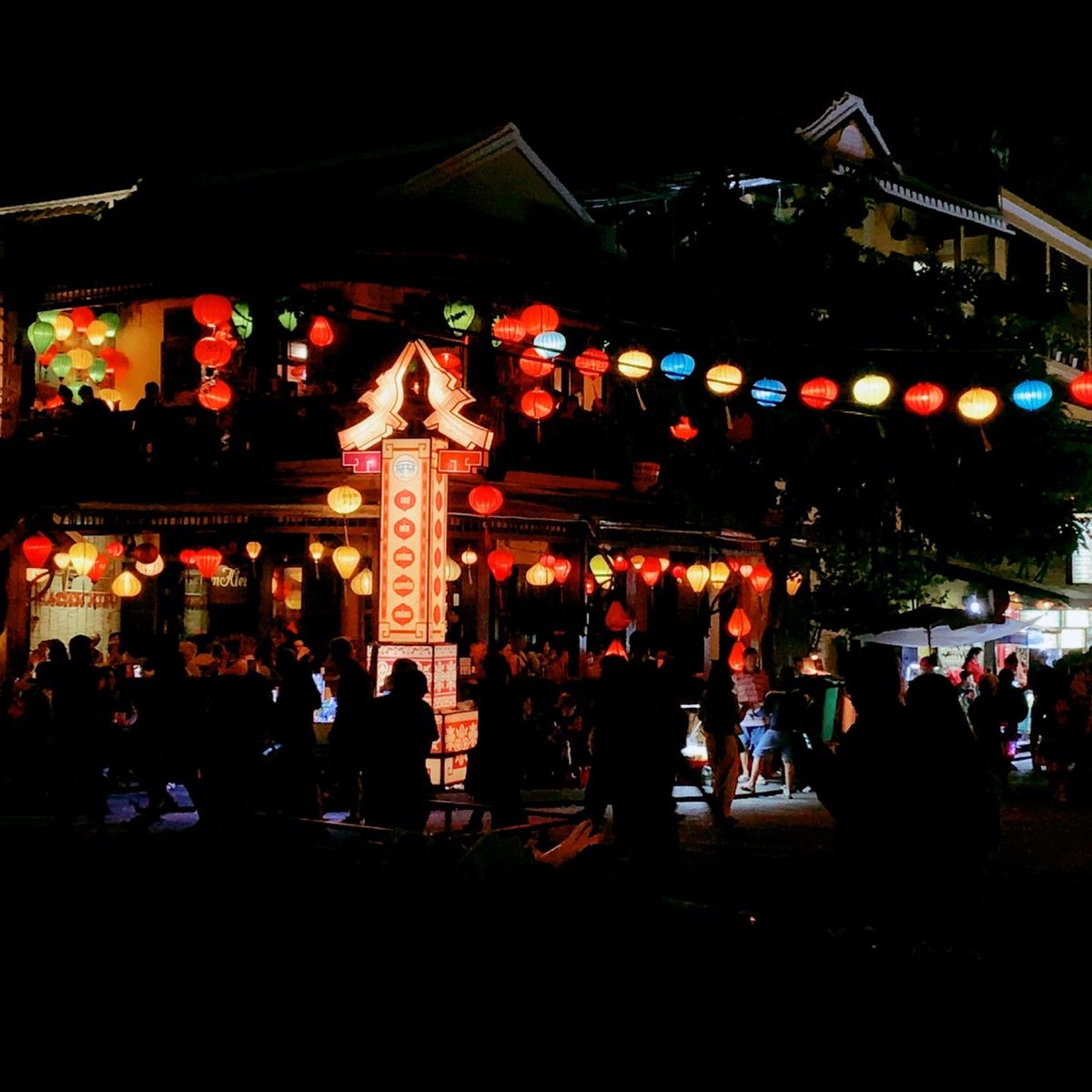 夜のホイアンは幻想的でステキ