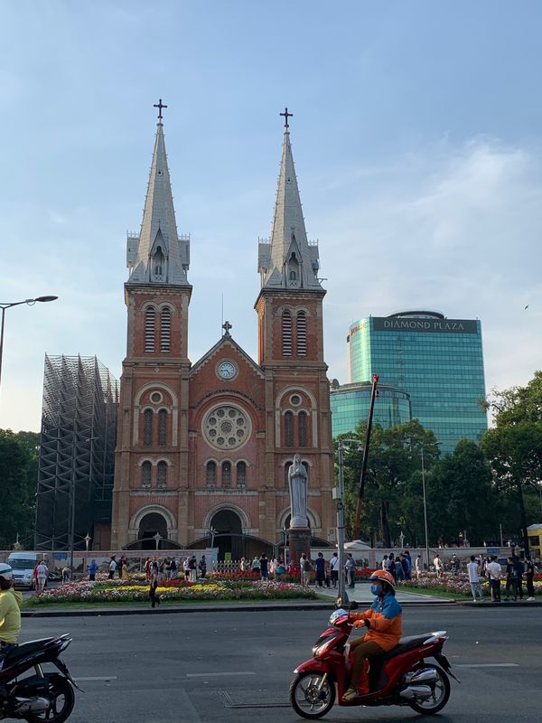 ベトナム・ホーチミン、「幻想的なアジア」の写真：教会と郵便局