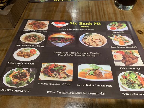 ベトナム・ホーチミン、「幻想的なアジア」の写真：郵便局の前のマイバインミー