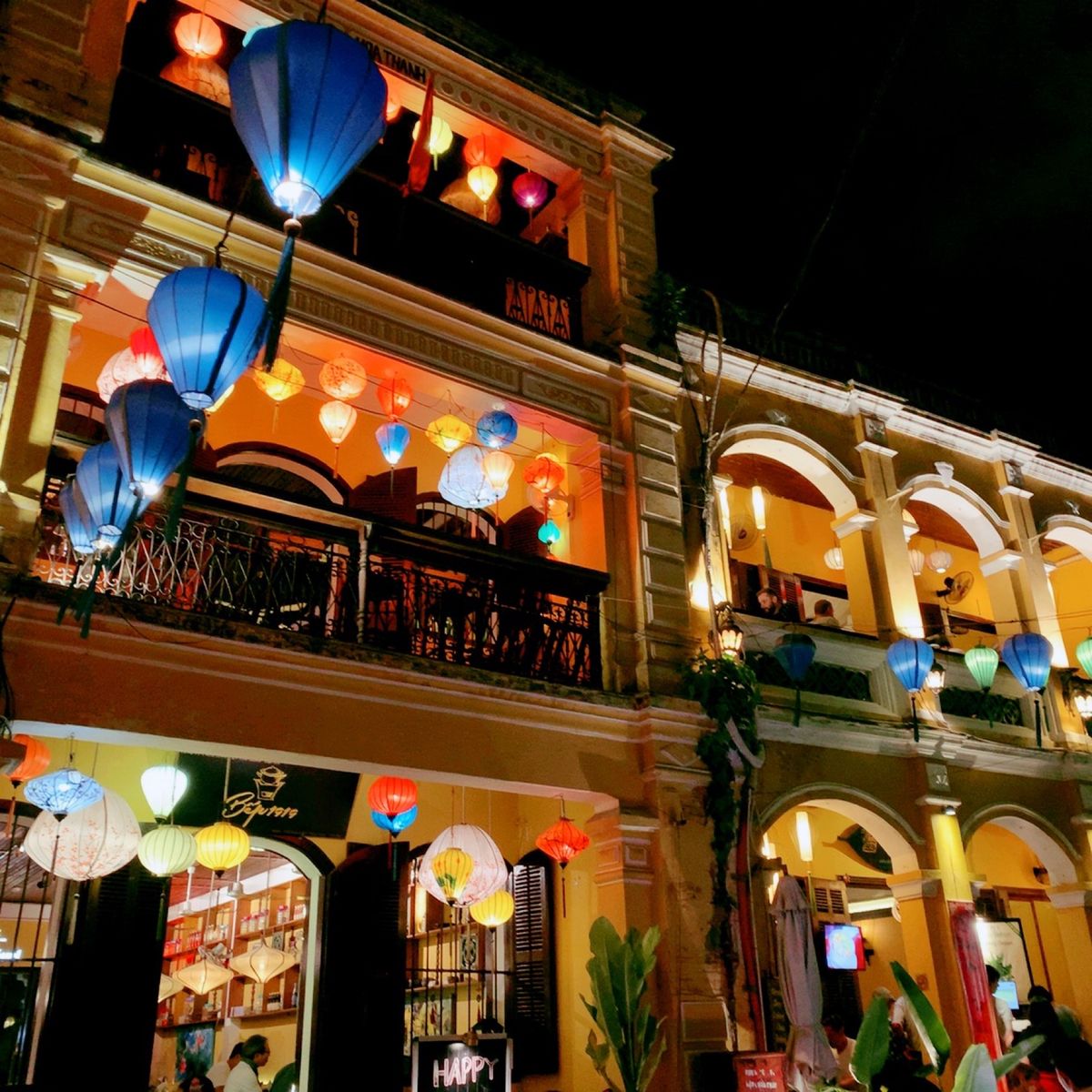 夜のホイアンは幻想的でステキ