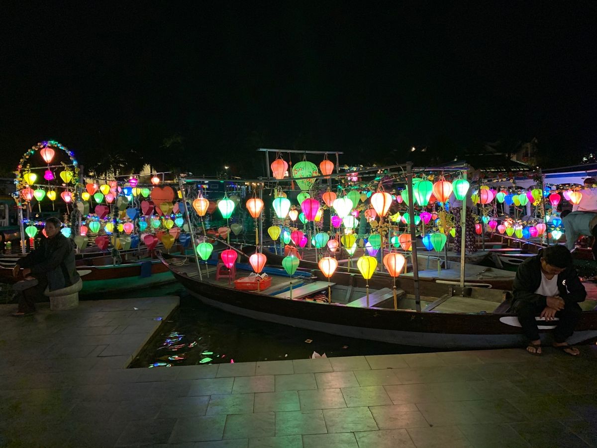 夜のホイアンは幻想的でステキ