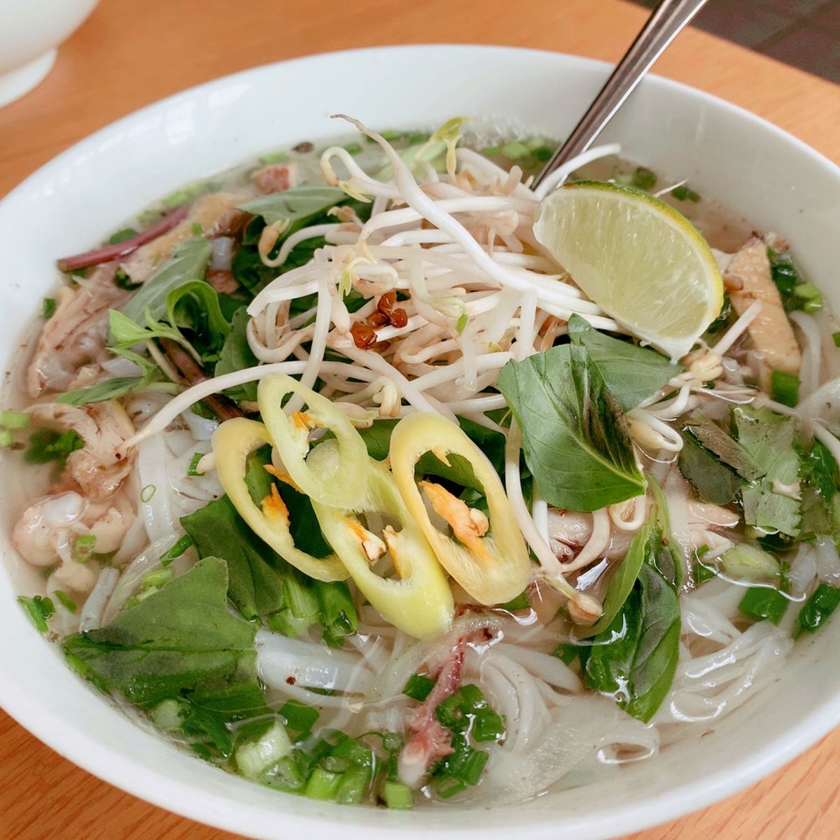 ホテルにはティッシュがない(笑)
フォーと生春巻きのファーストフード店