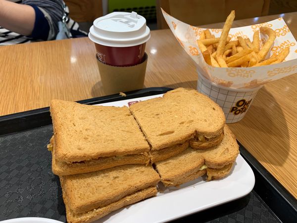 ベトナム・ホーチミン、「幻想的なアジア」の写真：カヤトースト。
やはりあつい。街中のバー...