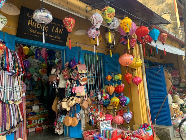 ベトナム・ホーチミン、「幻想的なアジア」の写真：ホイアンの街並み。
日本橋。