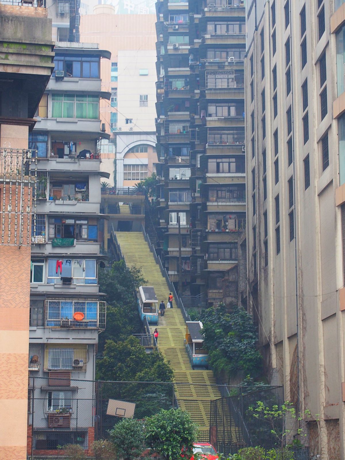 重慶市
市街地の中心でも坂が多く、ビルの合間に階段が連なっています
当時住...