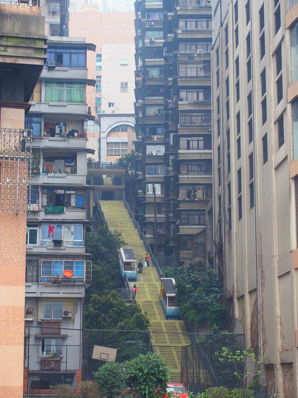 中国・重慶「中国 火鍋の故郷 重慶と大足石刻」の写真：重慶市
市街地の中心でも坂が多く、ビルの...