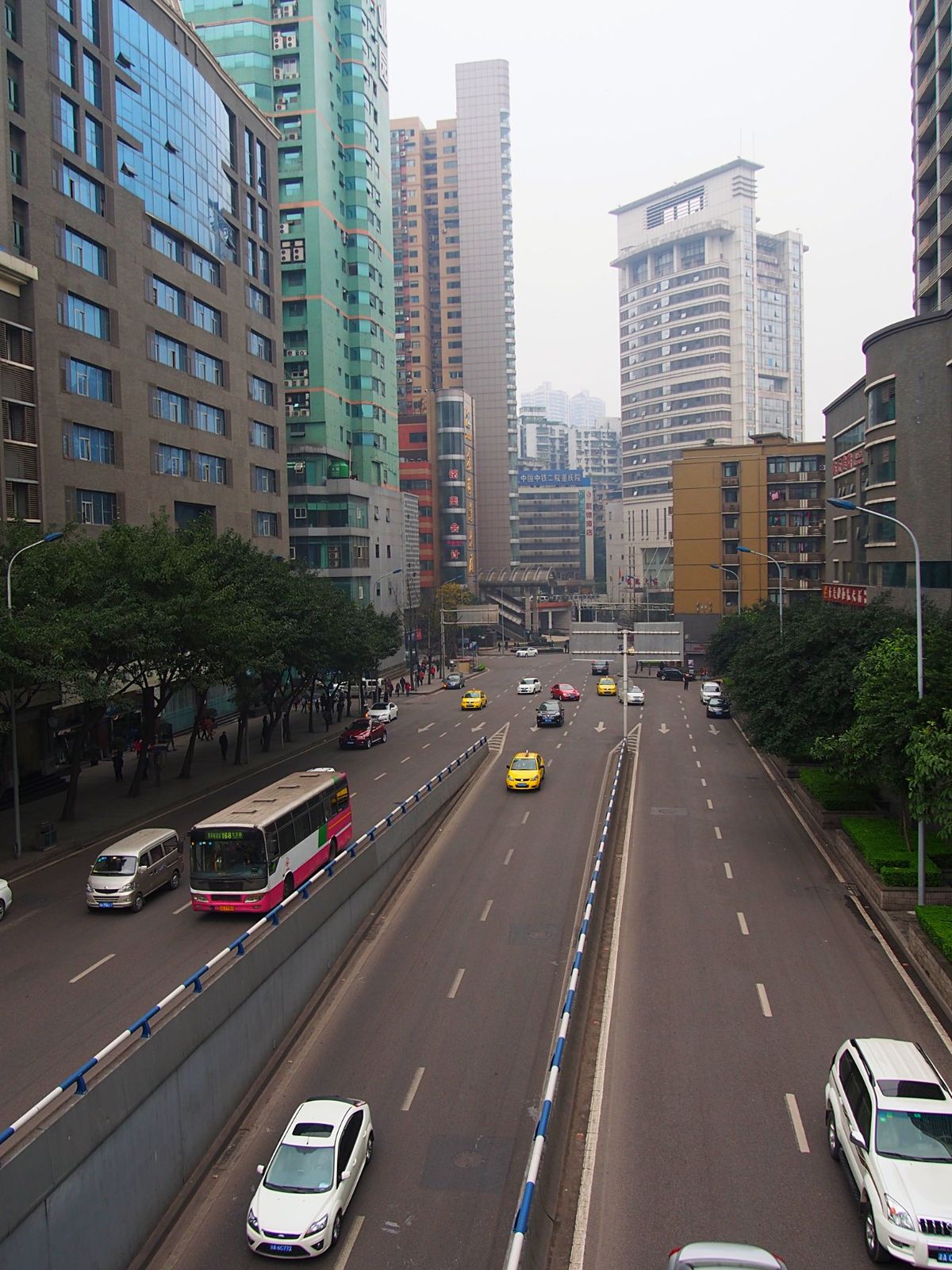 重慶市
市街地の中心でも坂が多く、ビルの合間に階段が連なっています
当時住...