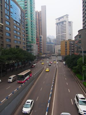 重慶市
市街地の中心でも坂が多く、ビルの合間に階段が連なっています
当時住...