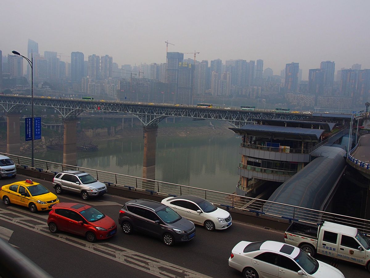 重慶市
市街地の中心でも坂が多く、ビルの合間に階段が連なっています
当時住...