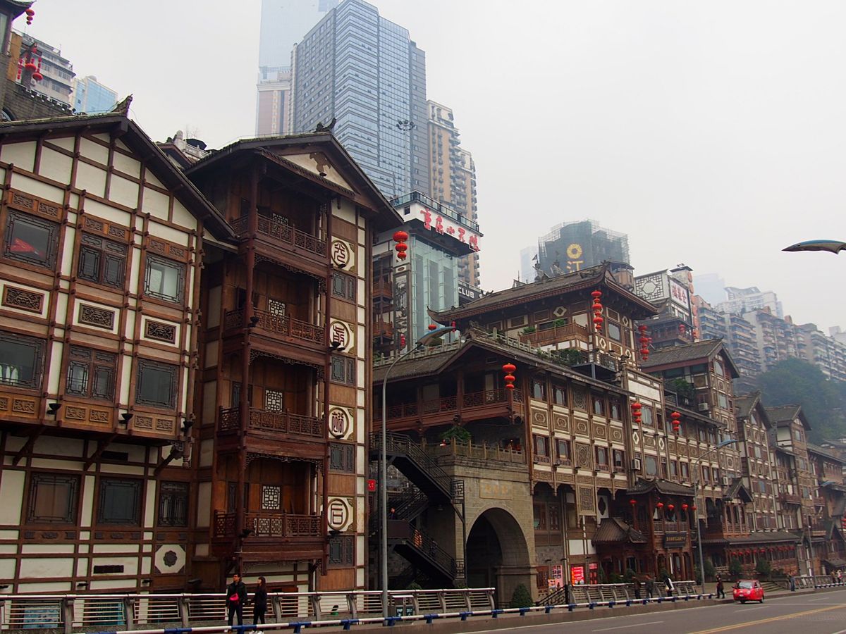 重慶市
市街地の中心でも坂が多く、ビルの合間に階段が連なっています
当時住...