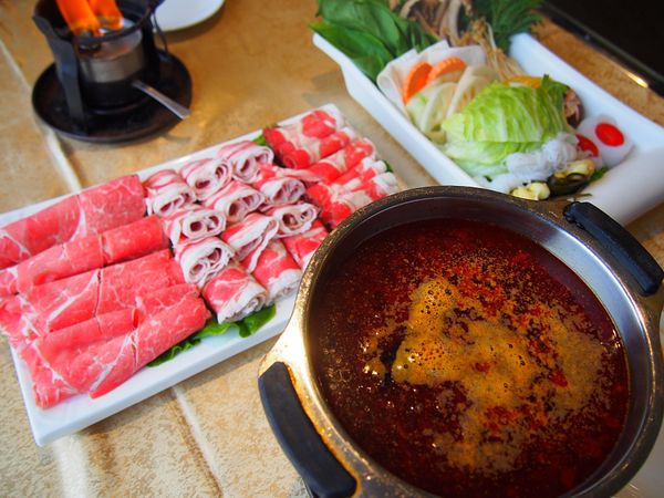 中国・重慶「中国 火鍋の故郷 重慶と大足石刻」の写真：重慶市
市街地の中心でも坂が多く、ビルの...