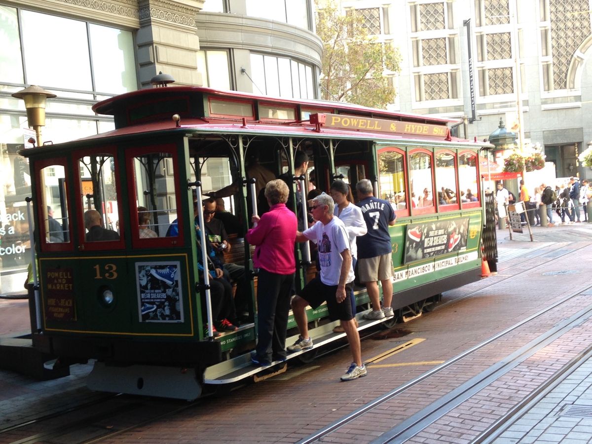 見慣れた街並み。
ケーブルカー。