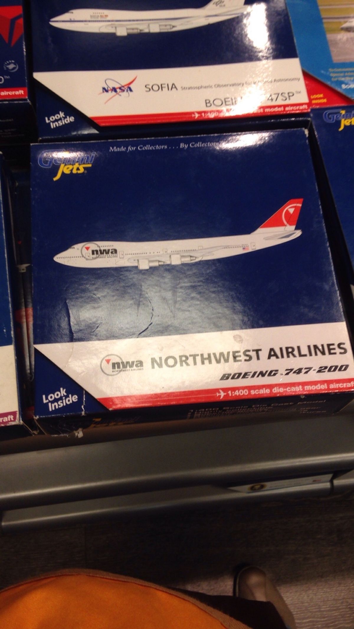 ホノルルの空港で、今はなきノースウエスト航空の模型。思わず買いそうになった(笑)