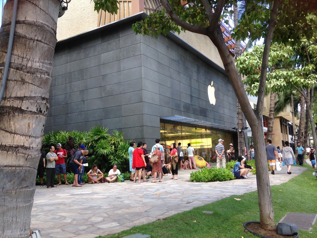 iPhoneの発売時期。行列してますね。