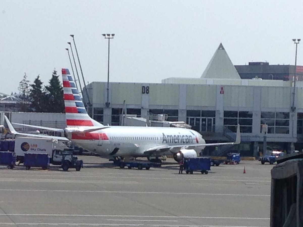 外国あるある、機材がどうこうでシアトルで8時間待ち…