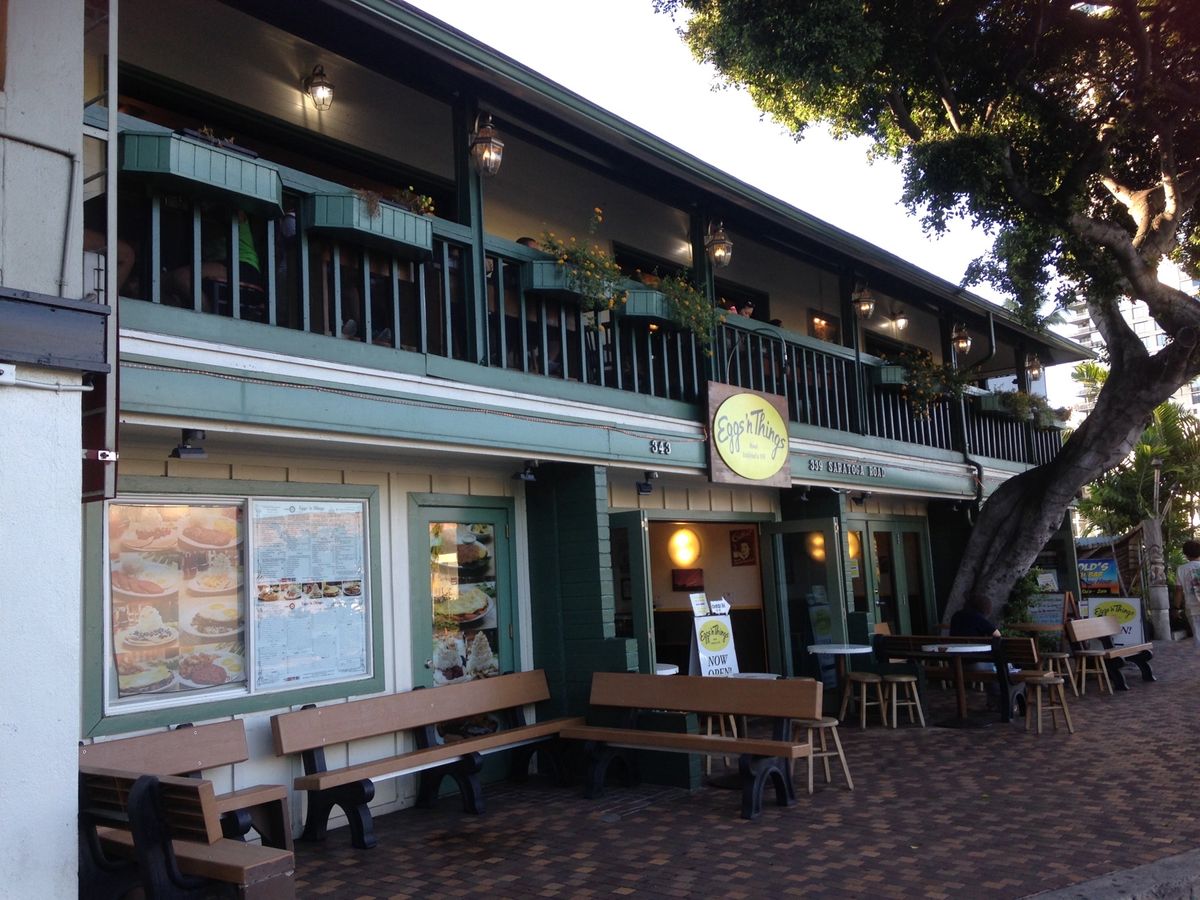 iPhoneの発売時期。行列してますね。