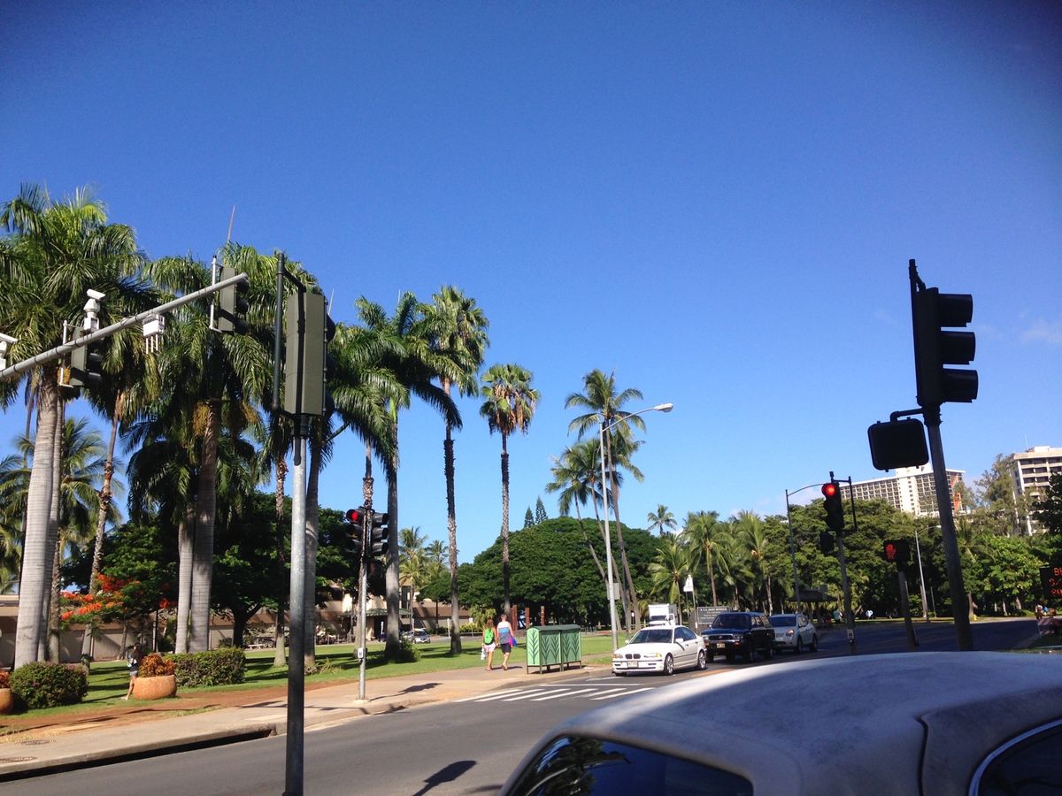 iPhoneの発売時期。行列してますね。