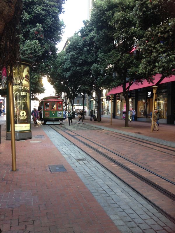 アメリカ(米国)・ホノルル「第2の故郷」の写真：見慣れた街並み。
ケーブルカー。