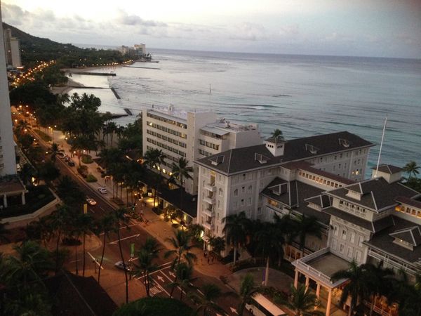 アメリカ(米国)・ホノルル「第2の故郷」の写真：iPhoneの発売時期。行列してますね。