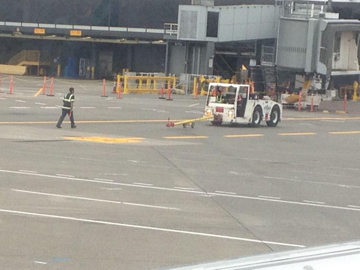 外国あるある、機材がどうこうでシアトルで8時間待ち…