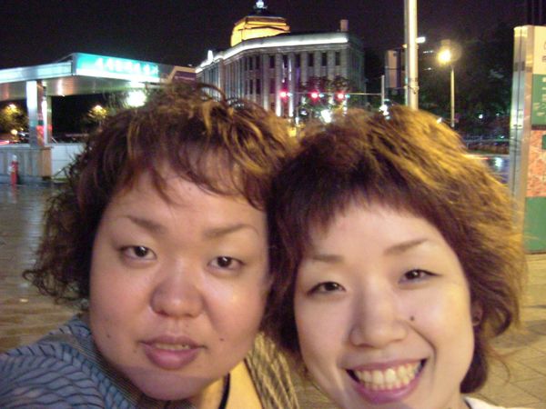 大韓民国 (韓国)・Seoul「姉妹2人旅、はじめての海外」の写真:最終日の夜、乙支路入口駅の前で。